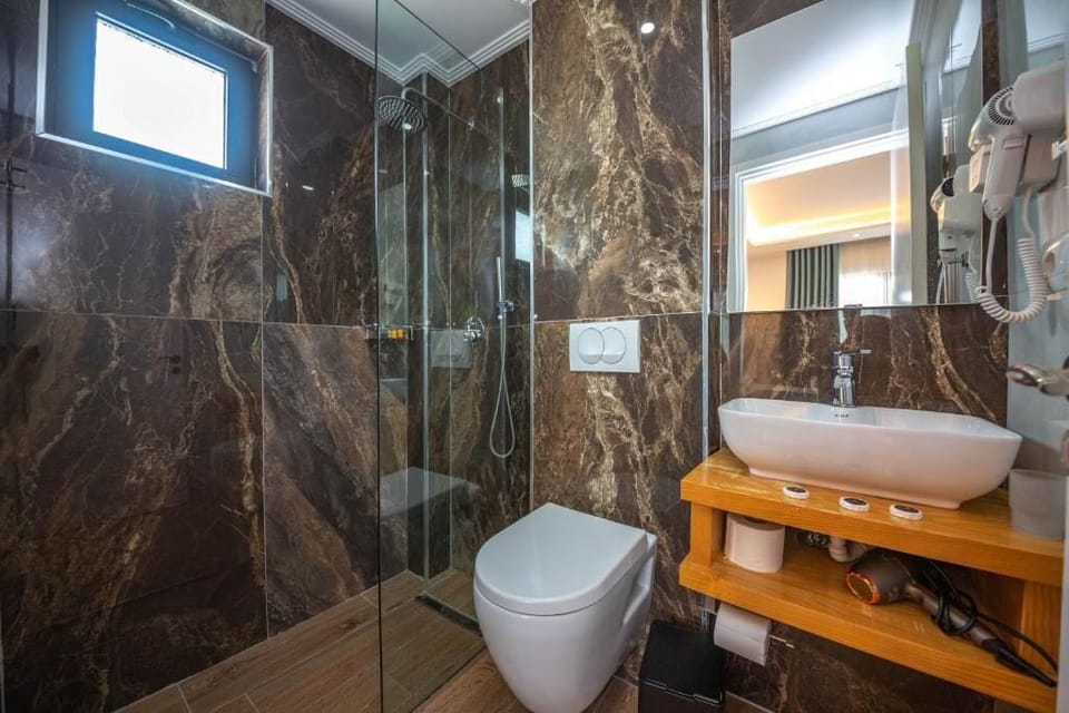 Deluxe Triple Room, Balcony | Bathroom | Shower, free toiletries, hair dryer, towels