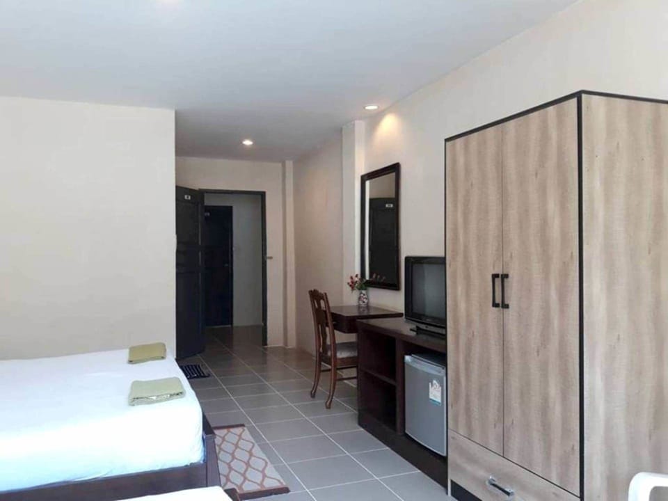 Basic Double Room | Desk, free WiFi, bed sheets