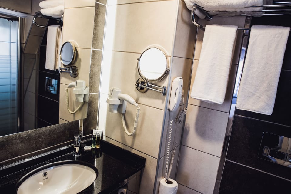 Junior Double Room | Bathroom | Shower, rainfall showerhead, eco-friendly toiletries, hair dryer