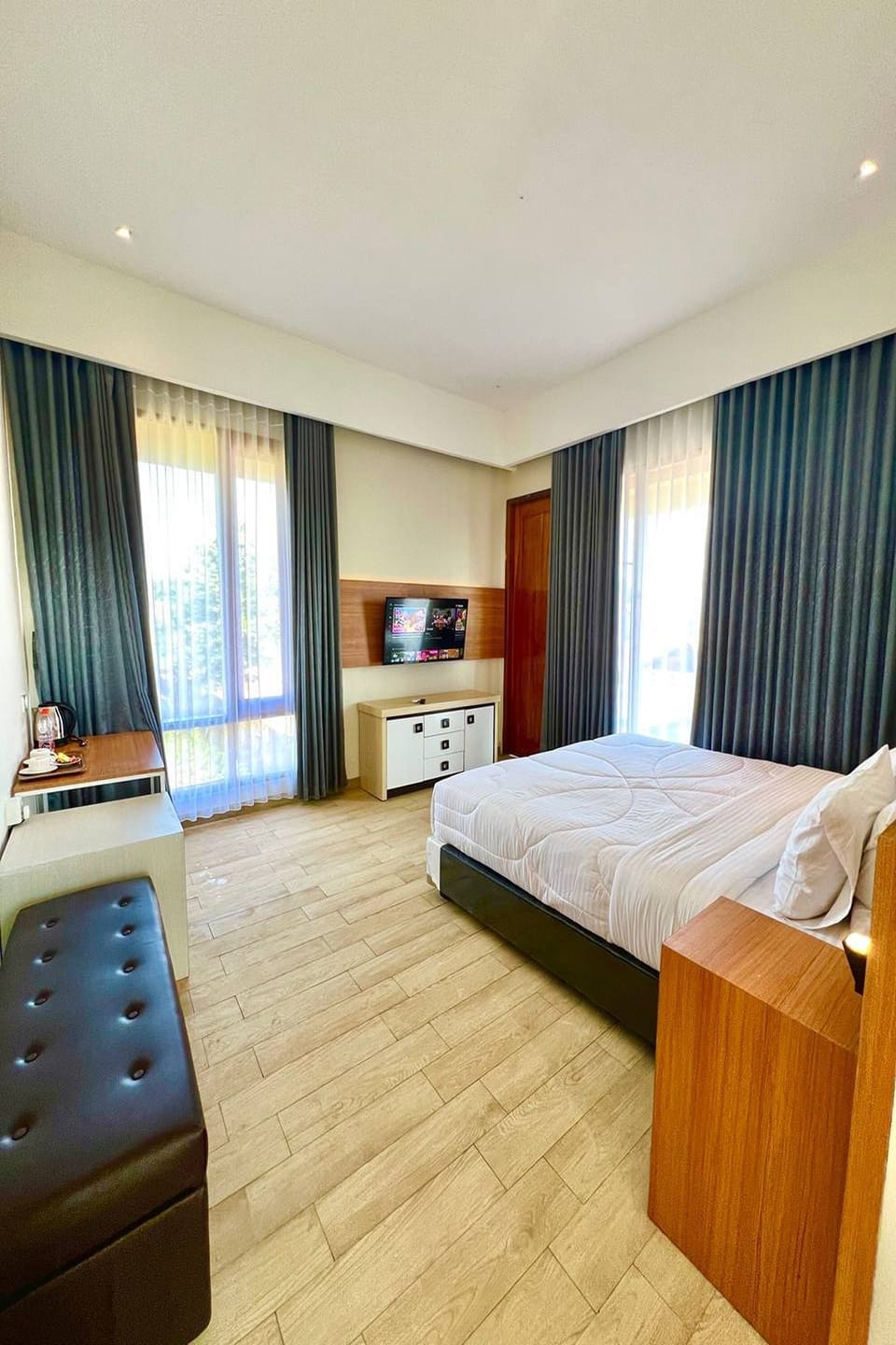 Deluxe Room | Desk, bed sheets
