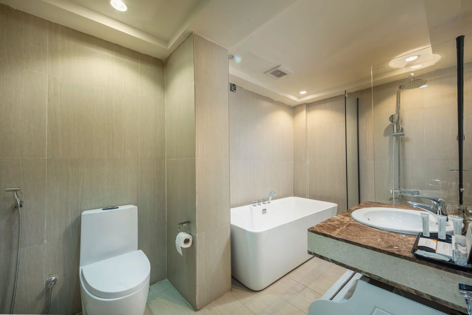 Queen Suite | Bathroom sink