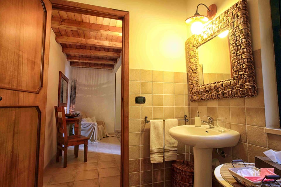 Deluxe Double Room (Itaca) | Bathroom | Free toiletries, hair dryer, bidet, towels