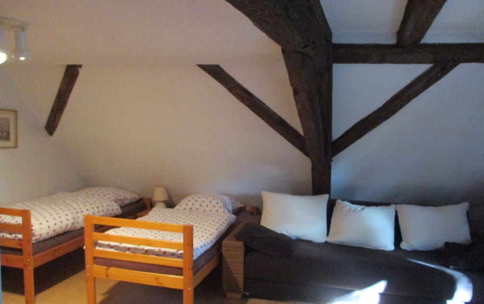 Family Room, Multiple Beds (Familie) | WiFi (free), individually decorated, individually furnished, bed sheets