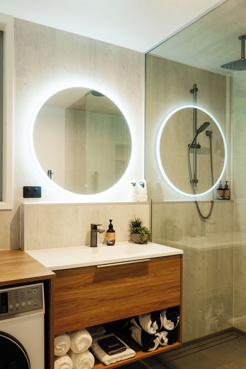 Beach Apartments | Bathroom | Towels