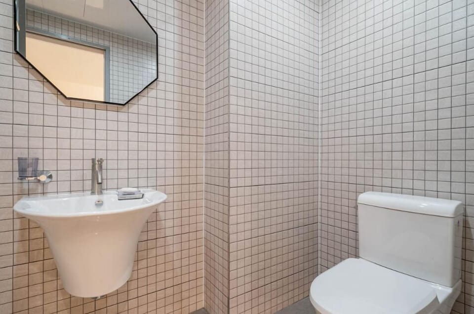 Deluxe Twin Room, Ocean View | Bathroom | Free toiletries, hair dryer, bathrobes, slippers