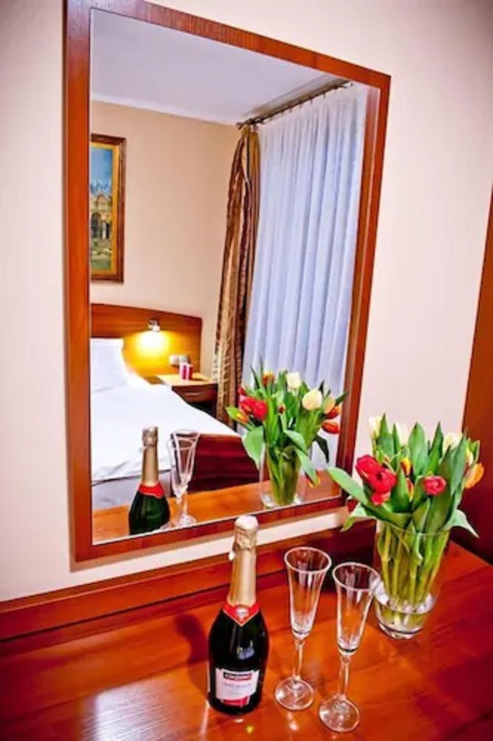 Suite, 1 Bedroom, Non Smoking | Individually decorated, soundproofing, free WiFi, bed sheets