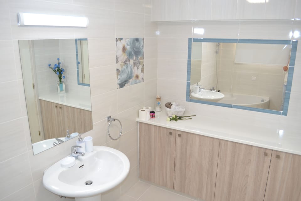 Suite, 3 Bedrooms | Bathroom | Towels