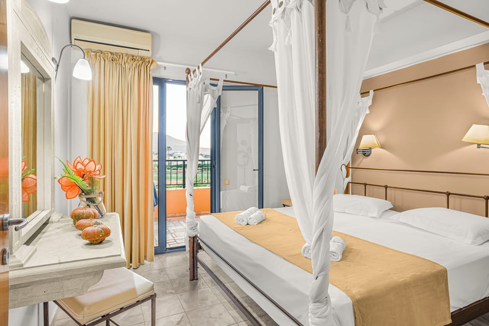 Junior Suite | Minibar, in-room safe, desk, soundproofing
