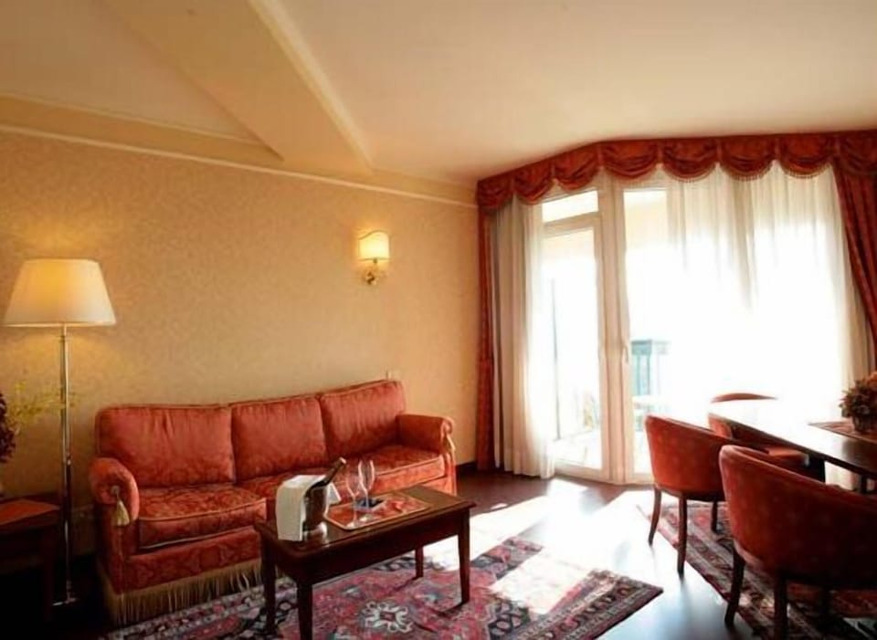 Suite | Living room | TV, DVD player, pay movies