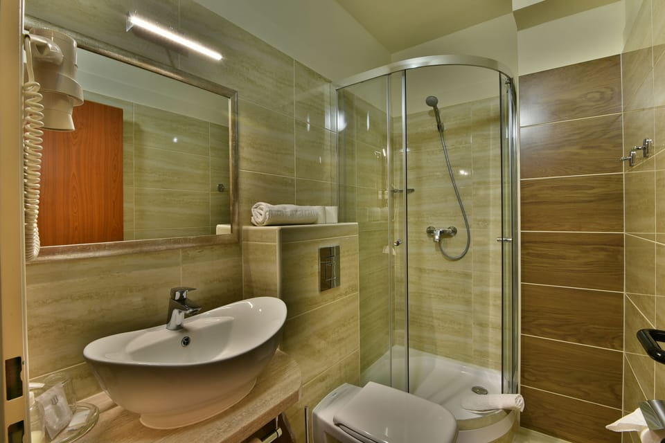 Shower, free toiletries, hair dryer, towels