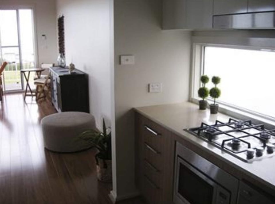 Coffee/tea maker, fridge