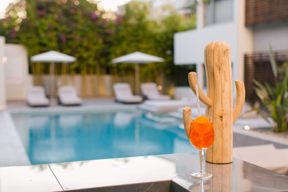 Poolside bar
