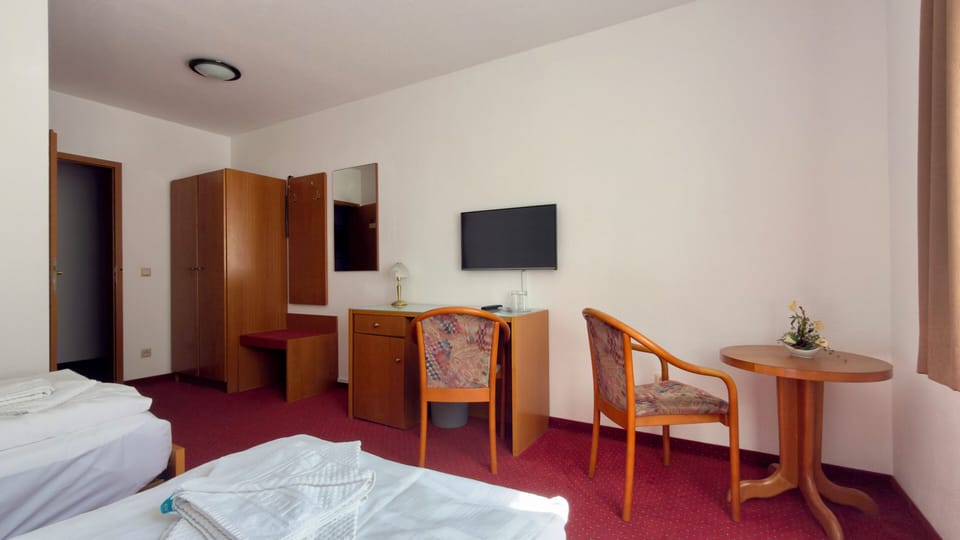 Hypo-allergenic bedding, minibar, desk, laptop workspace