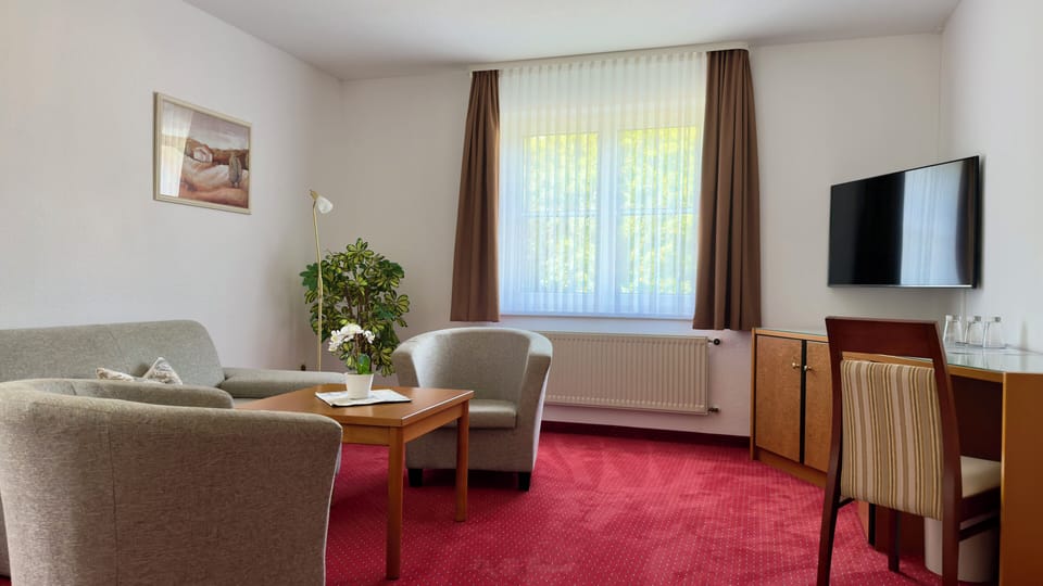 Suite | Hypo-allergenic bedding available, minibar, desk, laptop workspace