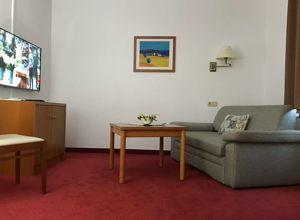 Suite | Hypo-allergenic bedding available, minibar, desk, laptop workspace