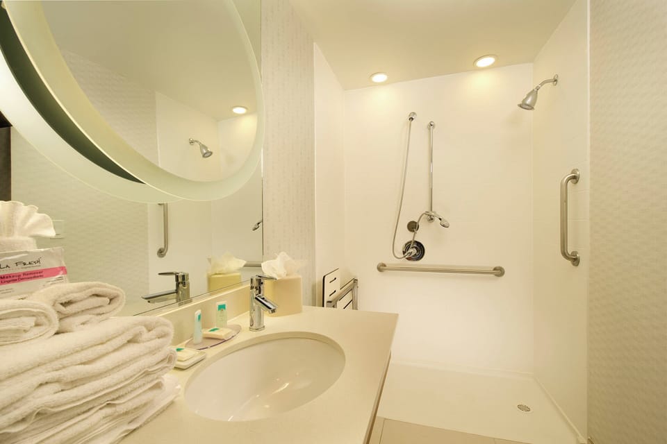 Combined shower/tub, hair dryer, towels