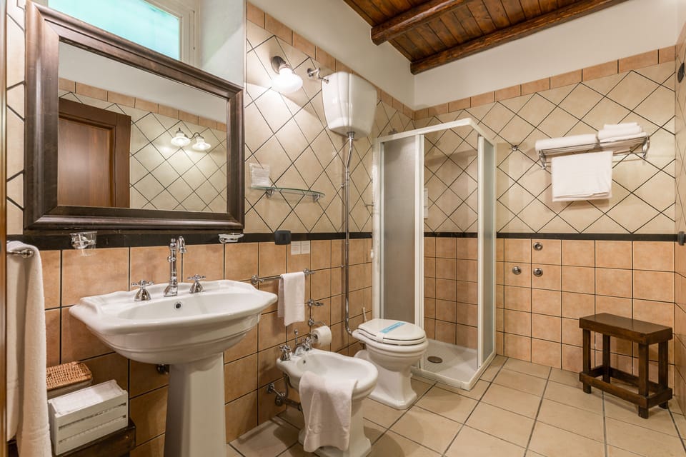Quadruple Room | Bathroom | Shower, free toiletries, hair dryer, bidet