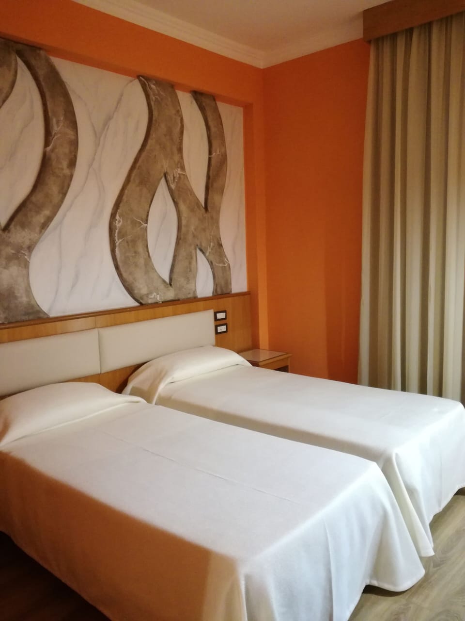 Standard Single Room | 5 bedrooms, minibar, in-room safe, desk