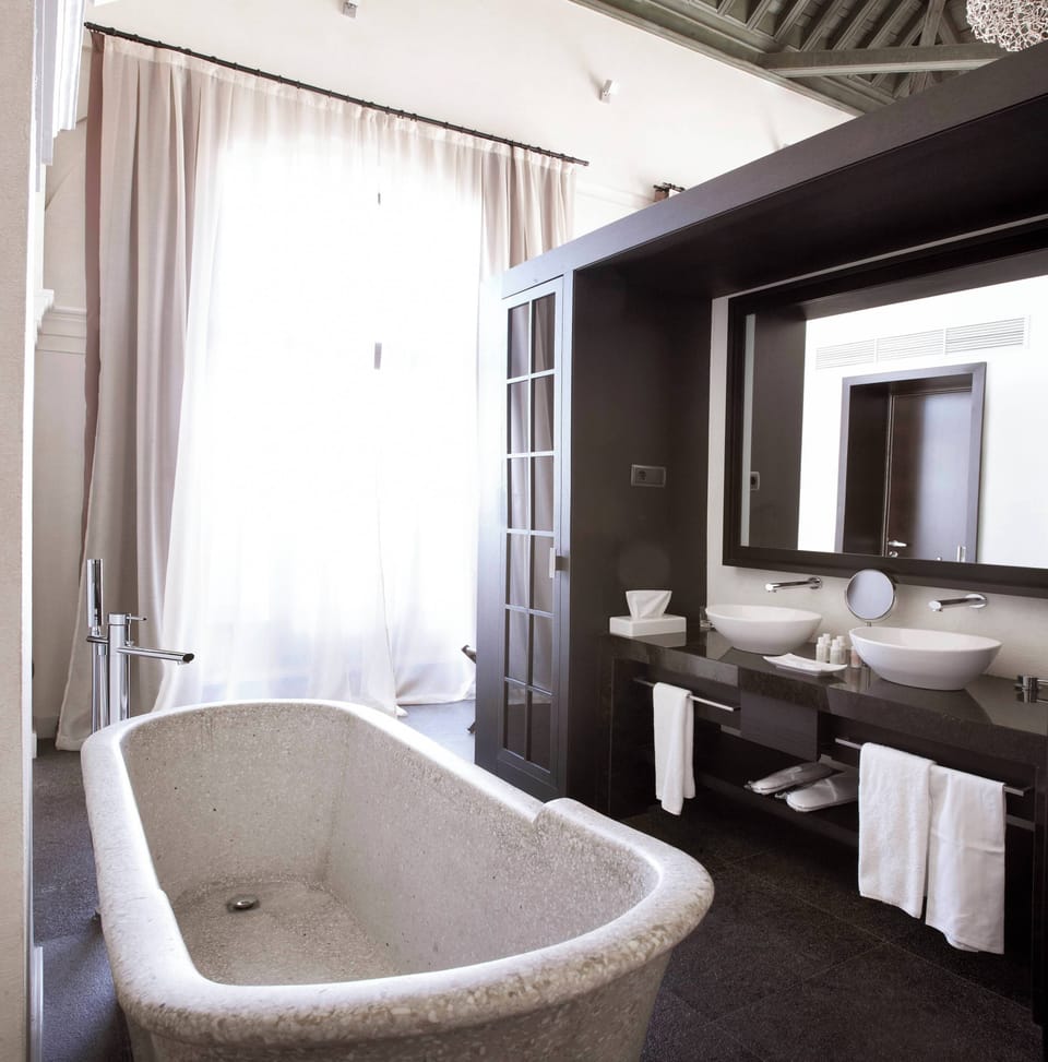 Suite | Premium bedding, minibar, in-room safe, soundproofing