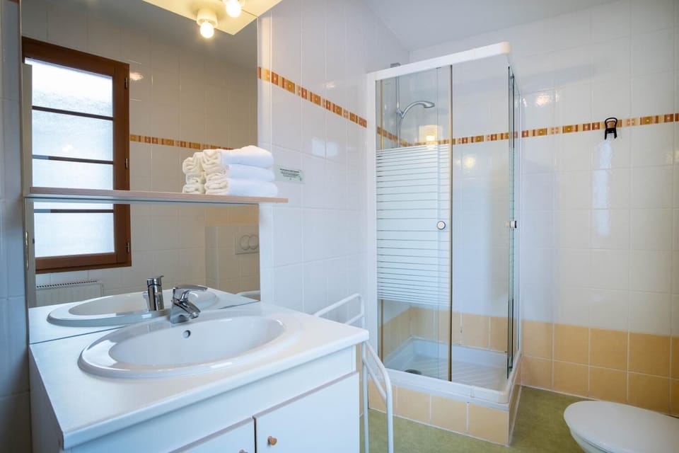 Shower, towels