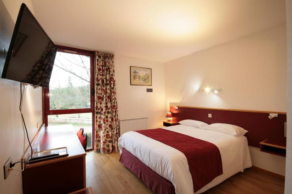 Double Room | Minibar, in-room safe, desk, cribs/infant beds