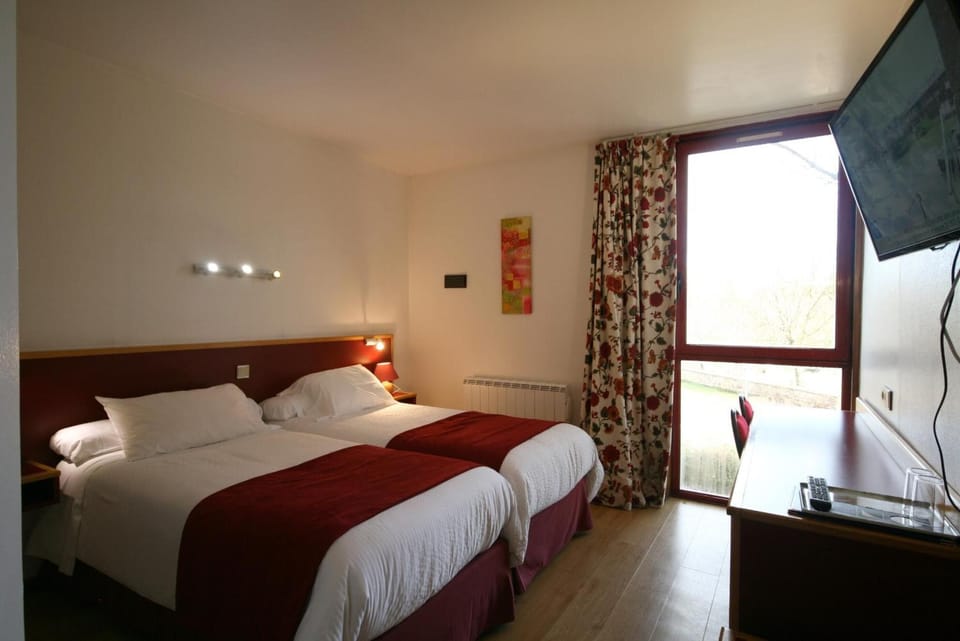 Twin Room | Minibar, in-room safe, desk, cribs/infant beds