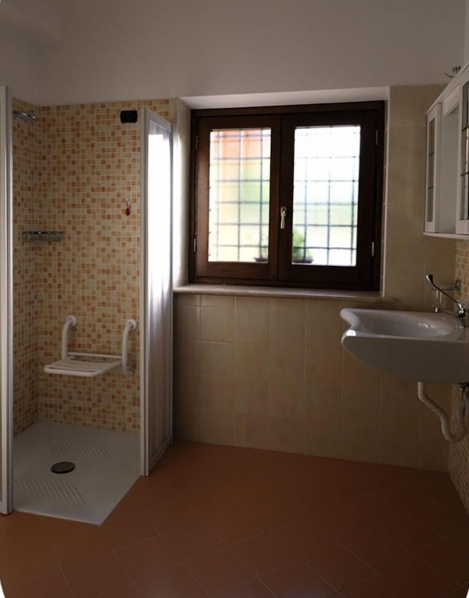 Double Room | Bathroom | Free toiletries, hair dryer, bidet, towels
