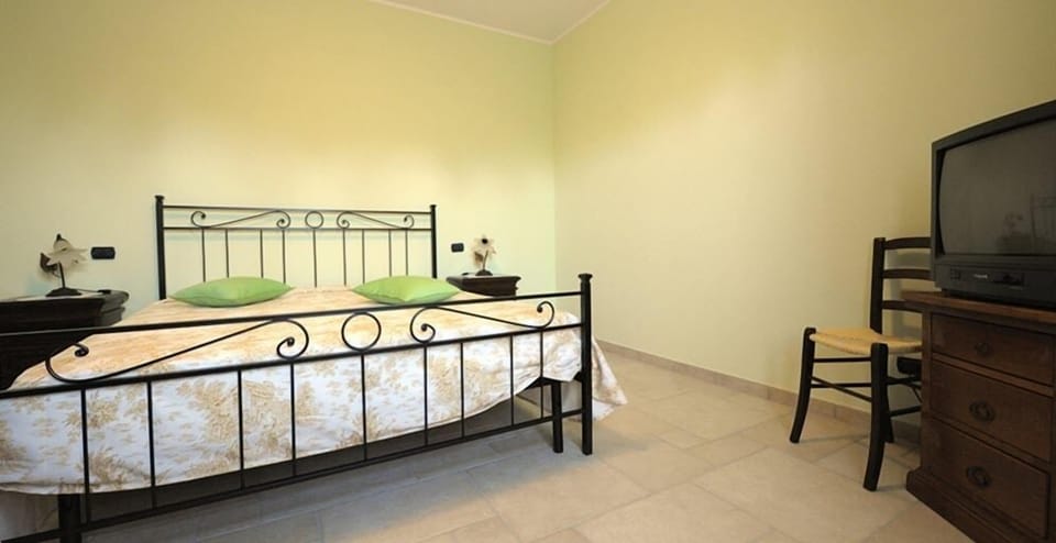 Double Room | Desk, rollaway beds (surcharge), WiFi (free), bed sheets