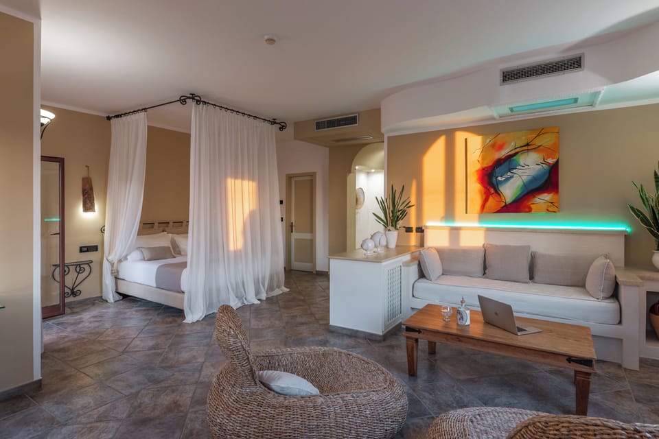 Suite Superior | Living area | LCD TV, books