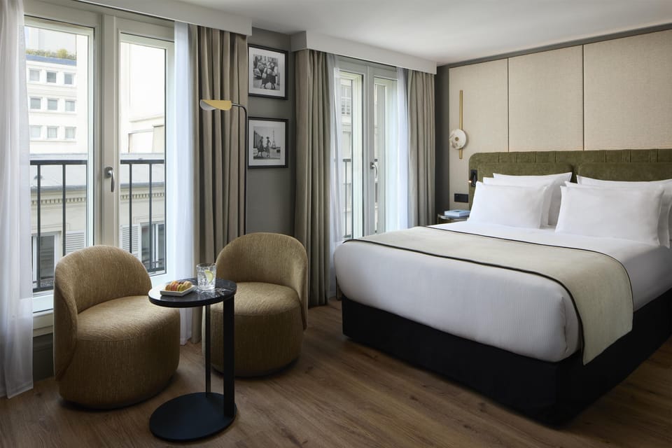 Deluxe Room | Minibar, in-room safe, desk, blackout drapes