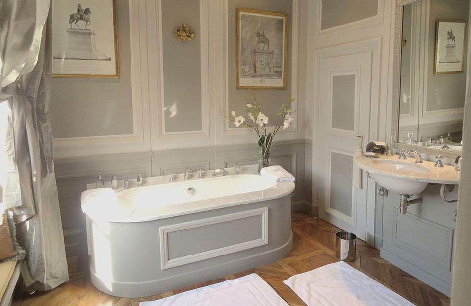 Double Room (Des Vendéens) | Bathroom | Designer toiletries, hair dryer, towels
