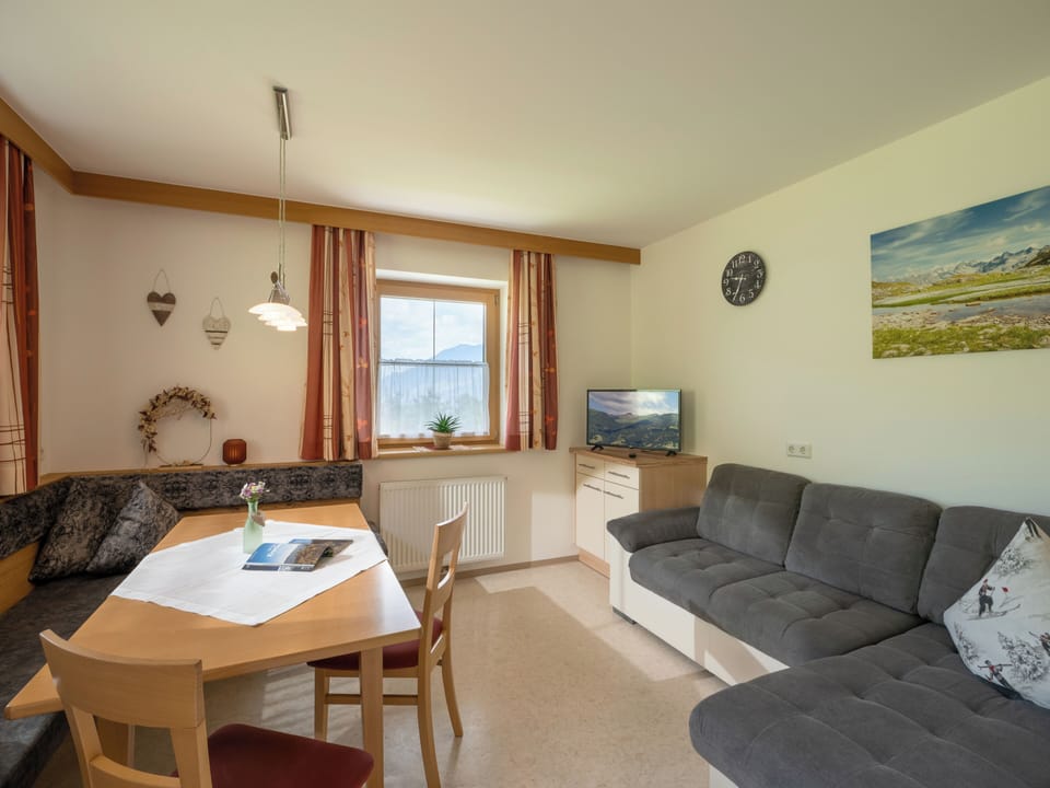 Apartment (Top 1) | Living area | 100-cm flat-screen TV with cable channels, plasma TV