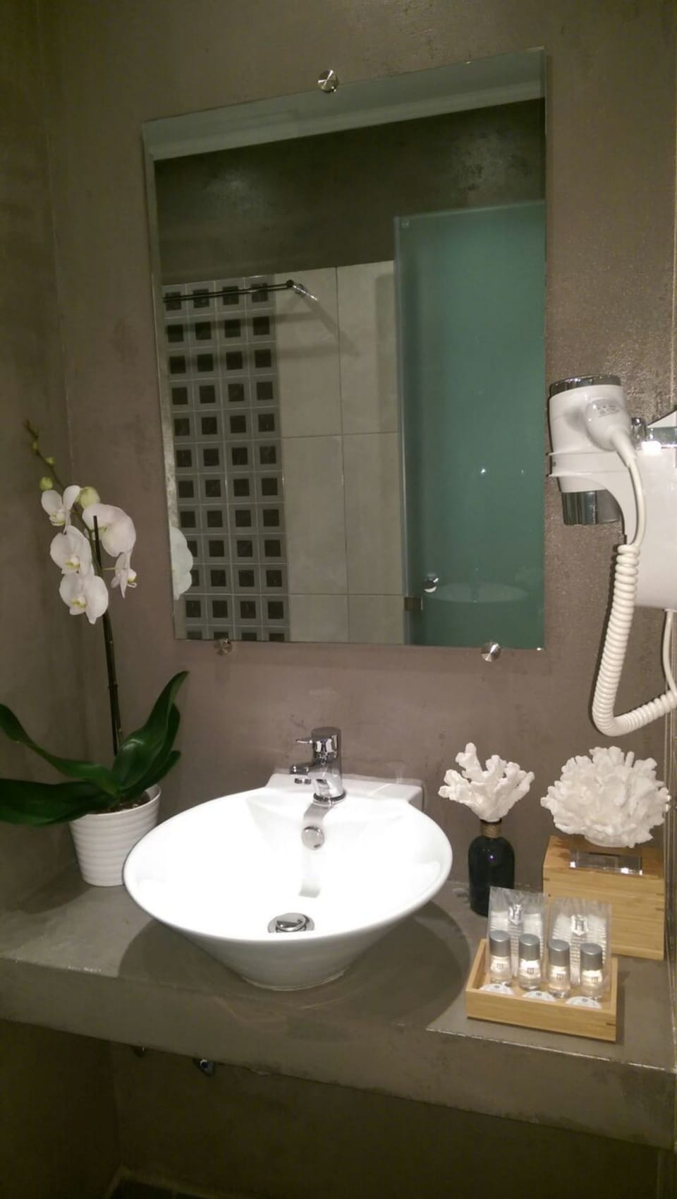 Bathroom sink