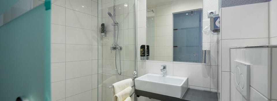 Double Room | Bathroom | Shower, towels