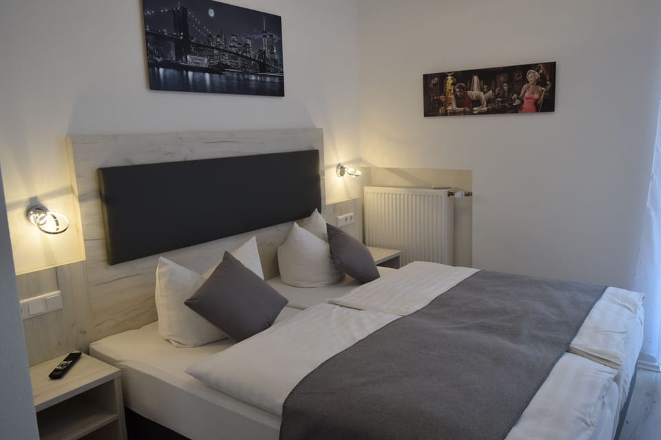 Apartment | Desk, cribs (free), WiFi (free), bed sheets