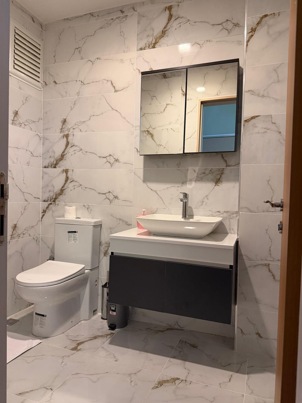 Classic Twin Room, 2 Twin Beds | Bathroom | Shower, free toiletries, hair dryer, slippers