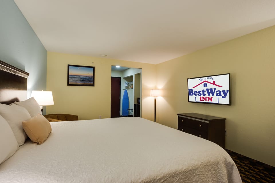 Basic Room, 1 King Bed, Non Smoking | Desk, laptop workspace, iron/ironing board, WiFi (free)