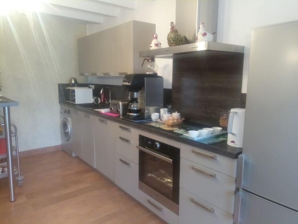 Coffee/tea maker, electric kettle, dining tables