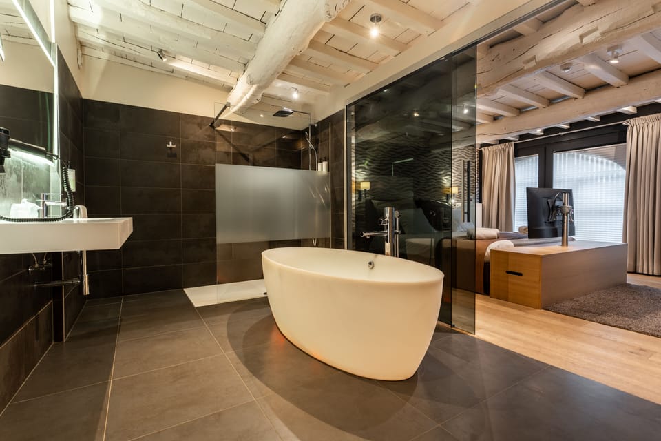 Suite | Bathroom | Eco-friendly toiletries, hair dryer, towels, soap