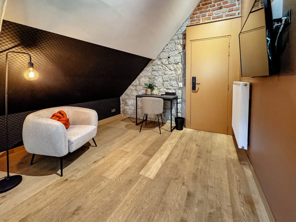 Comfort Double Room | Living area | Flat-screen TV, offices