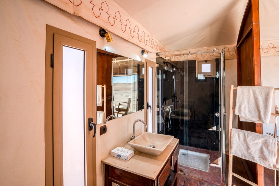 Shower, rainfall showerhead, free toiletries, towels