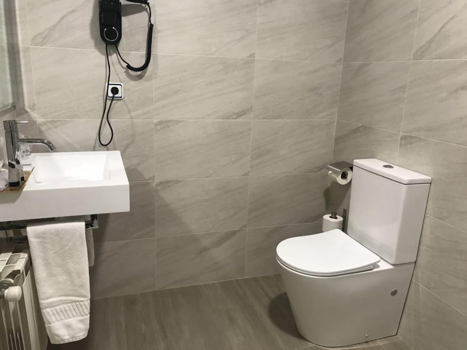 Economy Double or Twin Room | Desk, laptop workspace, soundproofing, free WiFi