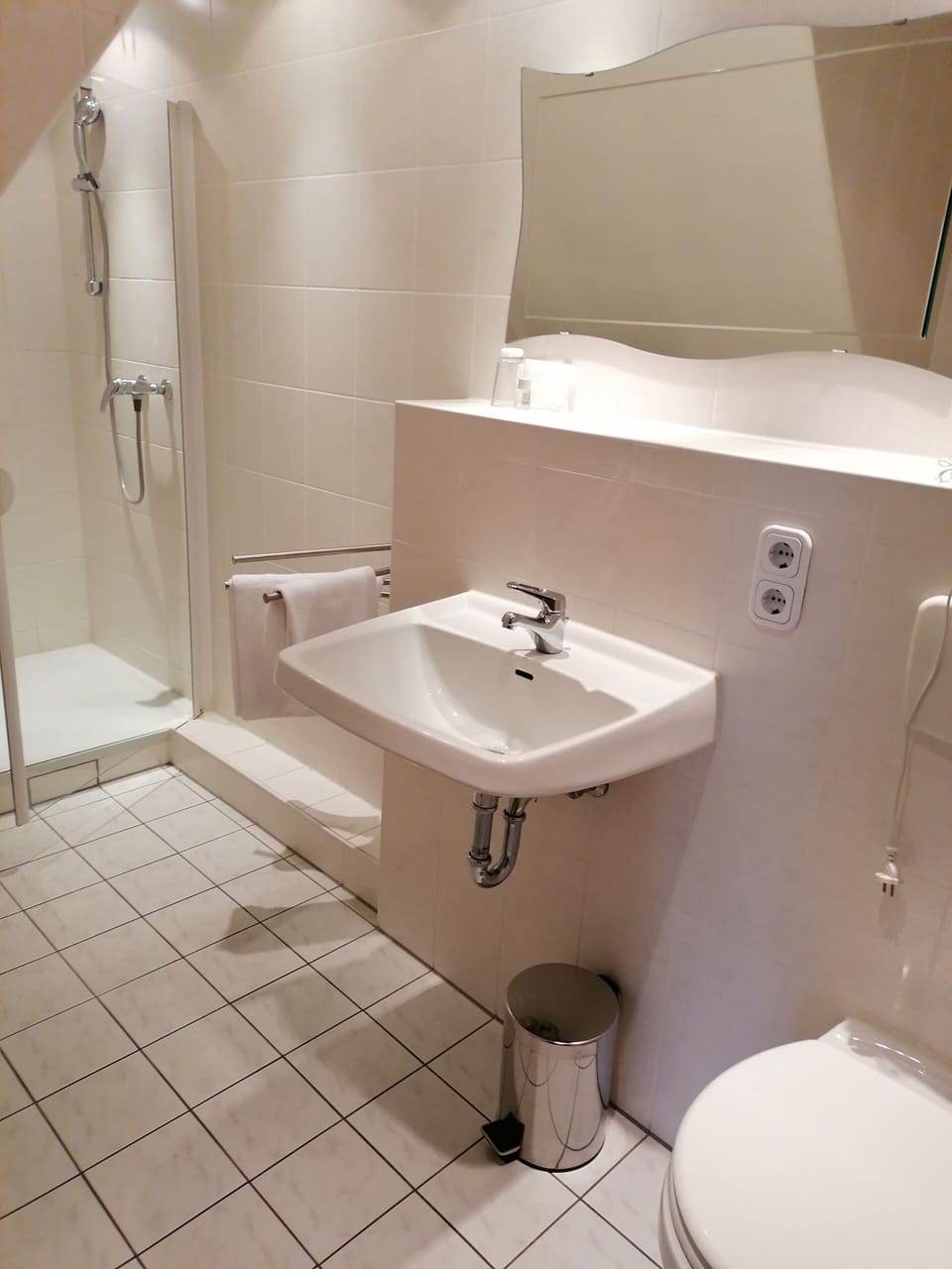 Standard Quadruple Room | Bathroom | Shower, hair dryer, towels