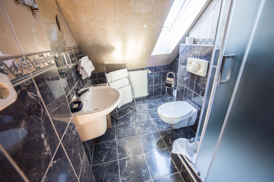 Standard Apartment, 2 Bedrooms | Bathroom | Shower, hair dryer, towels