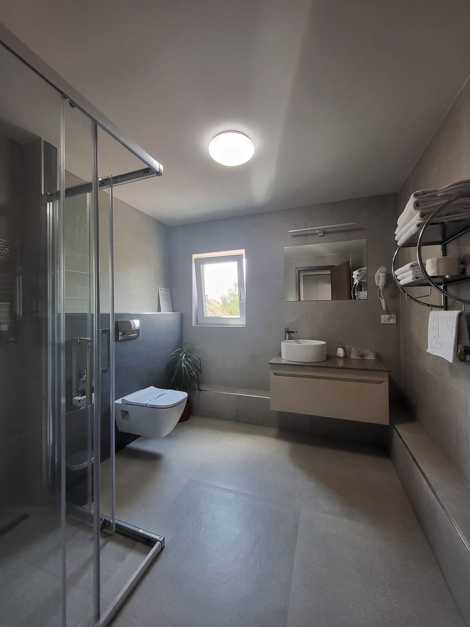 Superior Room | Bathroom | Shower, free toiletries, hair dryer, towels