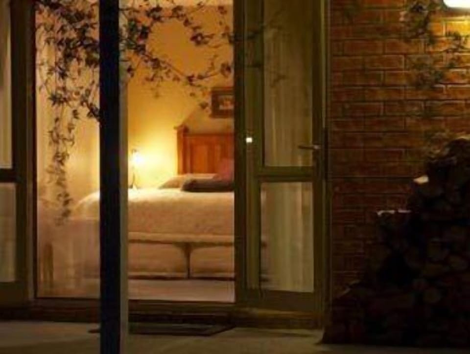 Deluxe Suite, Jetted Tub | Desk, soundproofing, iron/ironing board (on request), WiFi (free)