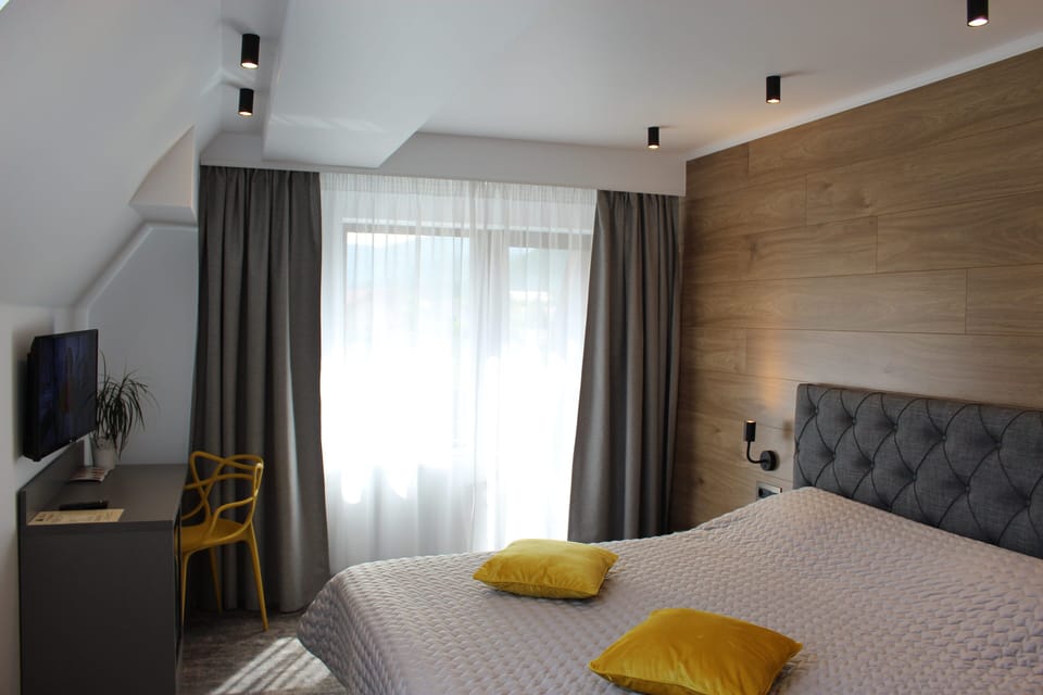 Single Room | Minibar, desk, blackout drapes, soundproofing