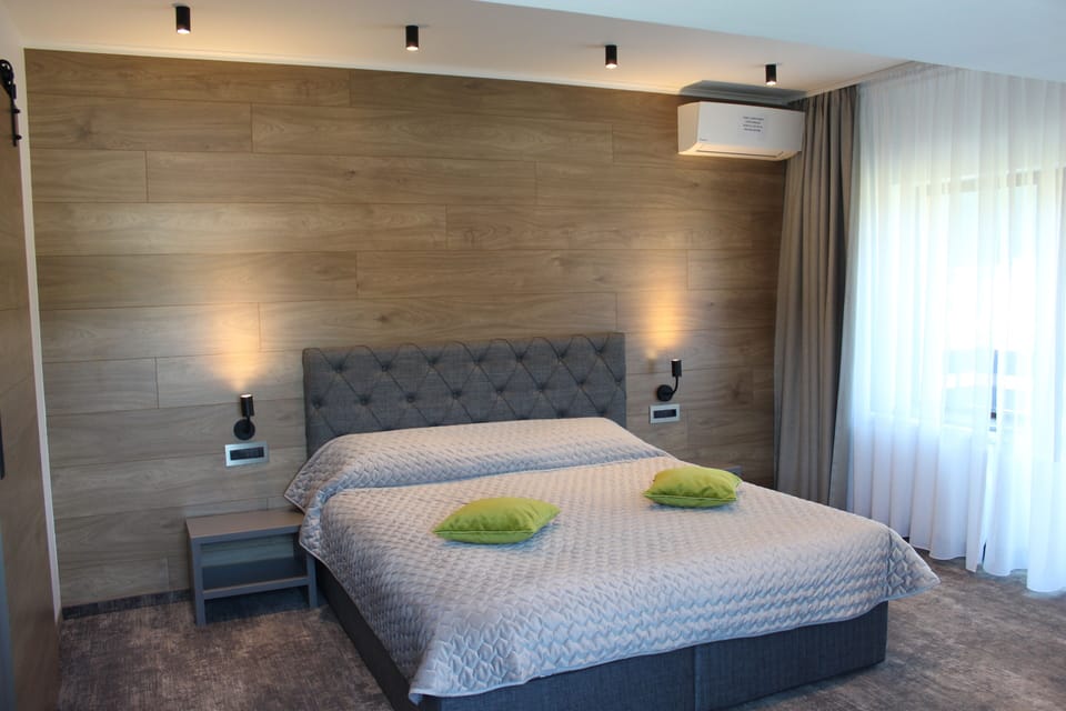 Suite | Minibar, desk, blackout drapes, soundproofing