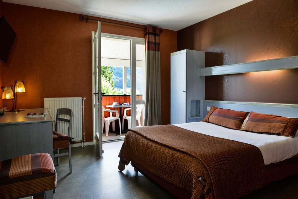 Single Room | Individually decorated, desk, blackout drapes, soundproofing