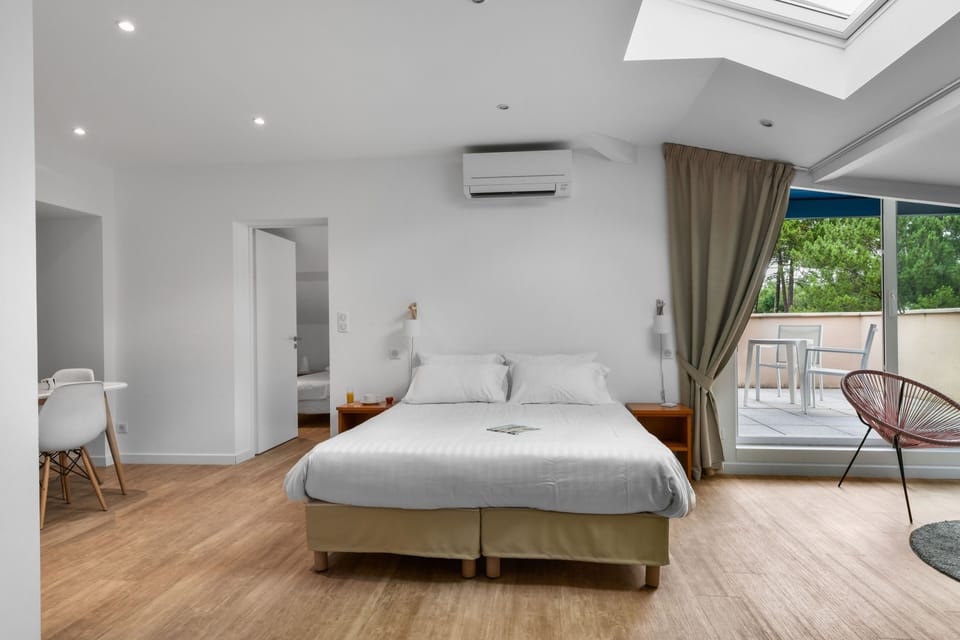 Family Quadruple Room | In-room safe, desk, soundproofing, free WiFi